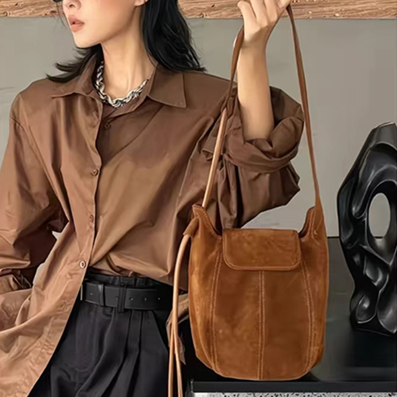Interior Design High End - Frosted Suede Bucket Bag Pompoentas voor